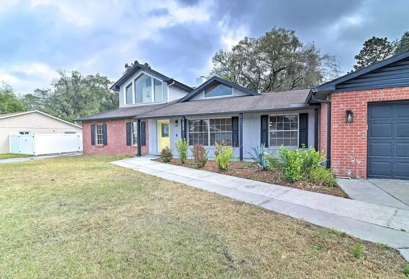 Grand Valrico Home W/ Deck, Fire Pit & Yard!