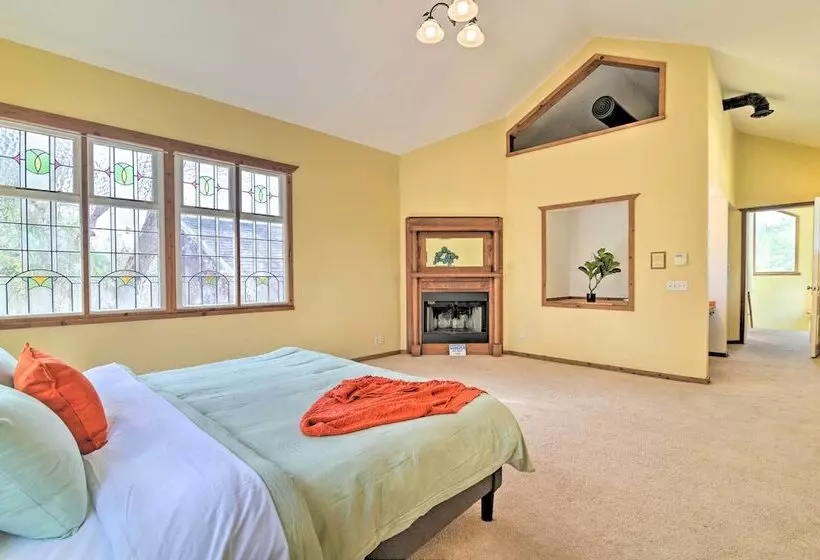 Grand Valrico Home W/ Deck, Fire Pit & Yard!