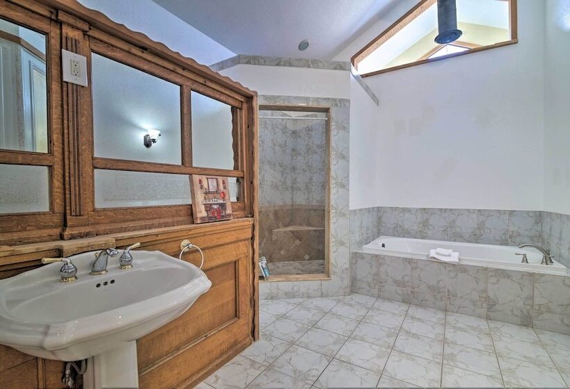 Grand Valrico Home W/ Deck, Fire Pit & Yard!