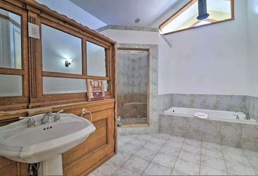 Grand Valrico Home W/ Deck, Fire Pit & Yard!