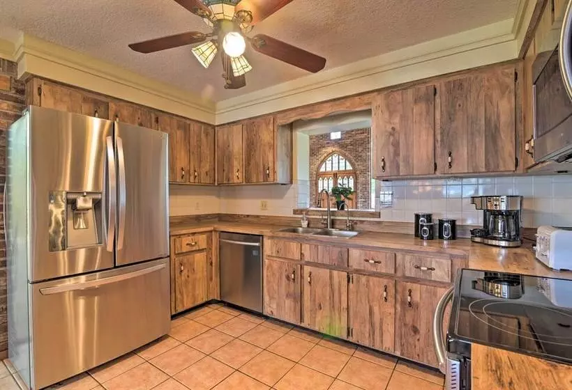 Grand Valrico Home W/ Deck, Fire Pit & Yard!