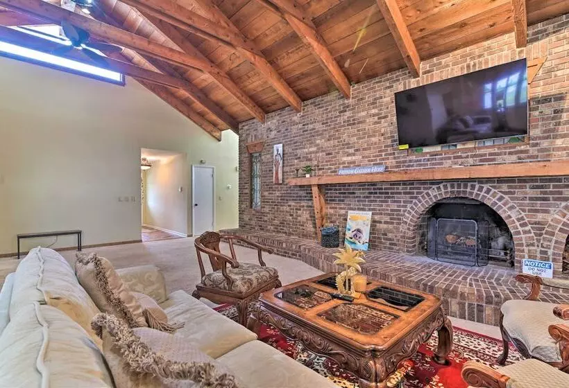 Grand Valrico Home W/ Deck, Fire Pit & Yard!