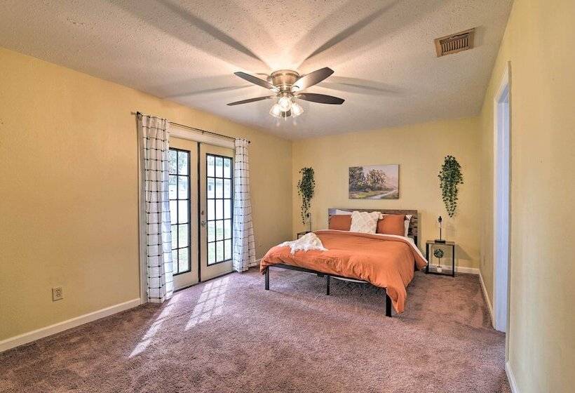 Grand Valrico Home W/ Deck, Fire Pit & Yard!