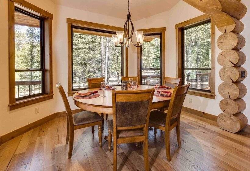 Luxe Breck Log Cabin W/ Hot Tub, Bar & Views!
