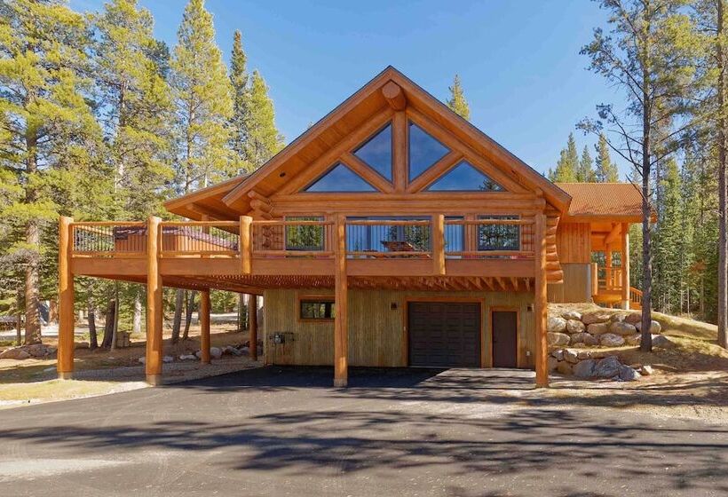 Luxe Breck Log Cabin W/ Hot Tub, Bar & Views!
