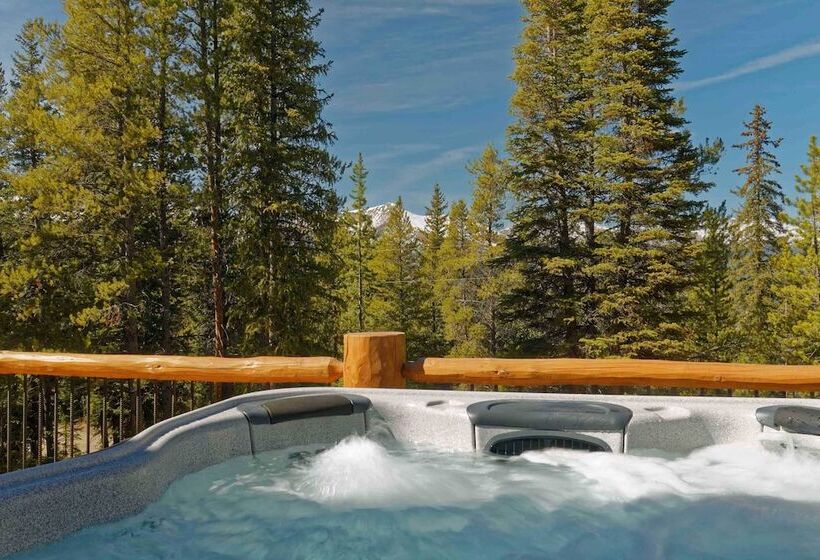 Luxe Breck Log Cabin W/ Hot Tub, Bar & Views!