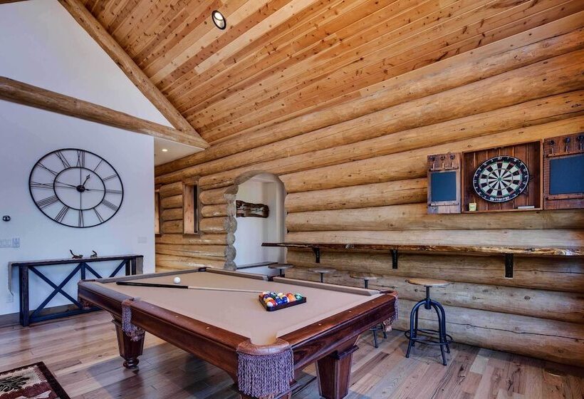 Luxe Breck Log Cabin W/ Hot Tub, Bar & Views!