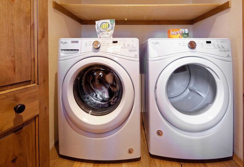 Luxe Breck Log Cabin W/ Hot Tub, Bar & Views!