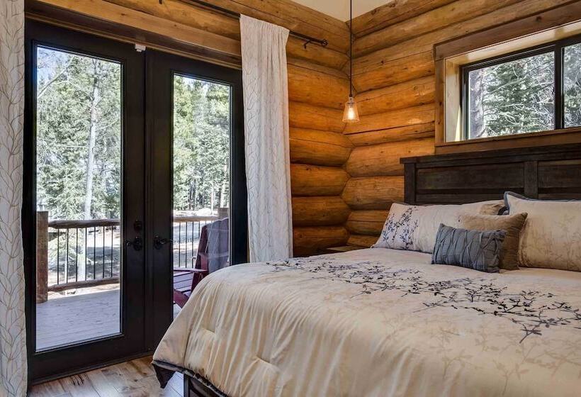 Luxe Breck Log Cabin W/ Hot Tub, Bar & Views!