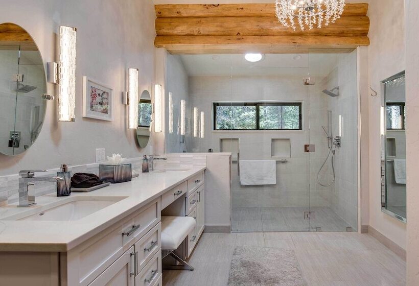 Luxe Breck Log Cabin W/ Hot Tub, Bar & Views!