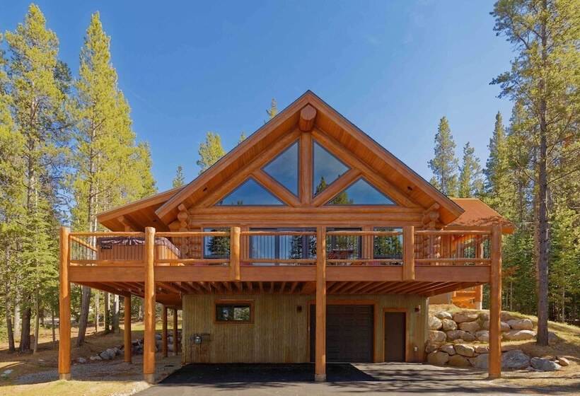 Luxe Breck Log Cabin W/ Hot Tub, Bar & Views!