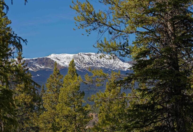Luxe Breck Log Cabin W/ Hot Tub, Bar & Views!