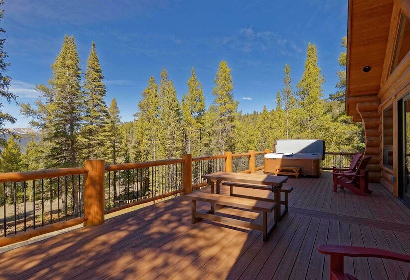 Luxe Breck Log Cabin W/ Hot Tub, Bar & Views!