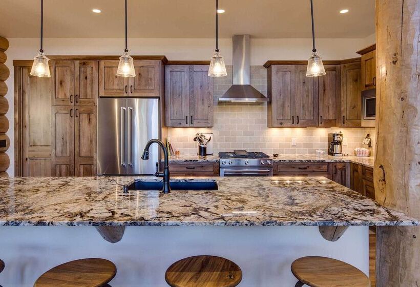 Luxe Breck Log Cabin W/ Hot Tub, Bar & Views!
