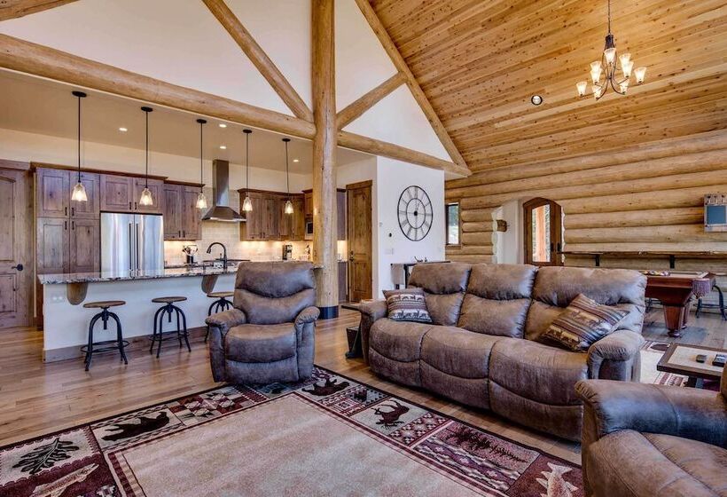 Luxe Breck Log Cabin W/ Hot Tub, Bar & Views!