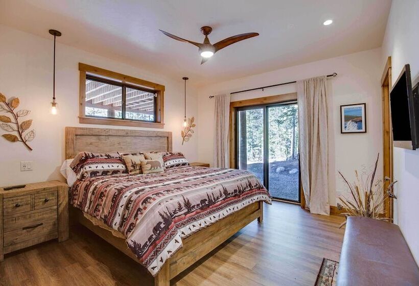 Luxe Breck Log Cabin W/ Hot Tub, Bar & Views!