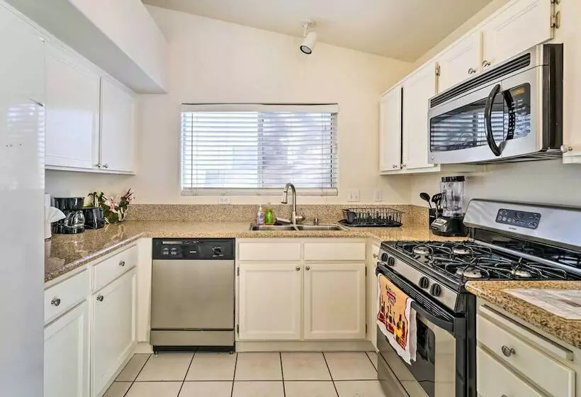 North Las Vegas Home W/ Yard, 7 Mi To Dtwn!