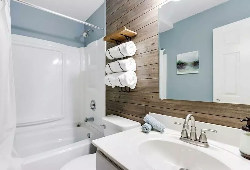 Osage Beach Home W/ Lake Views: Pets Welcome!