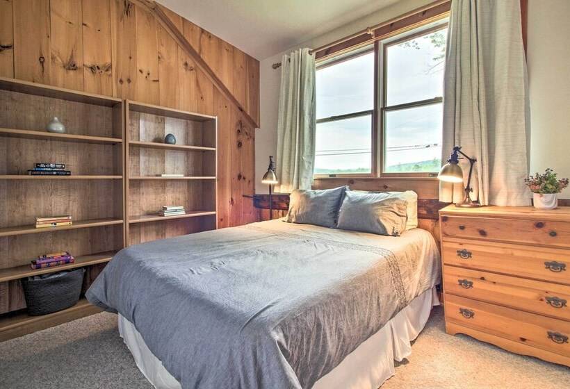 Renovated Farmhouse < 1 Mile To Okemo Mountain!