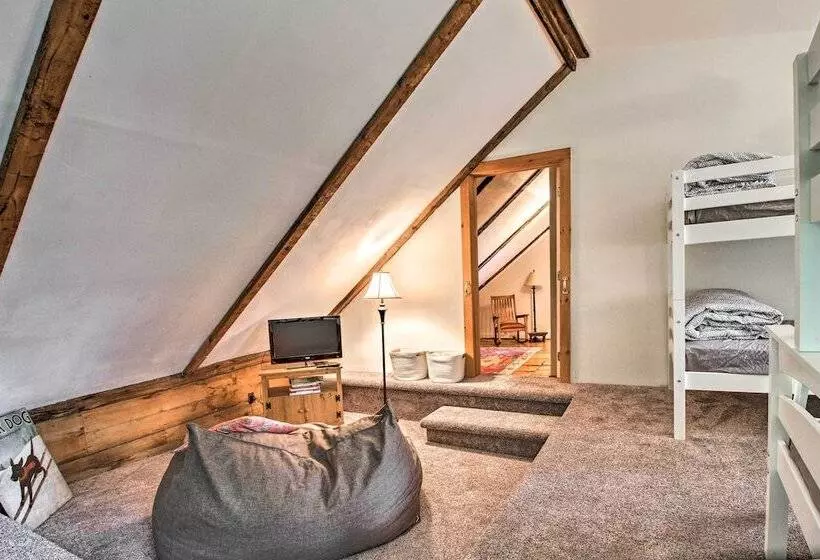 Renovated Farmhouse < 1 Mile To Okemo Mountain!