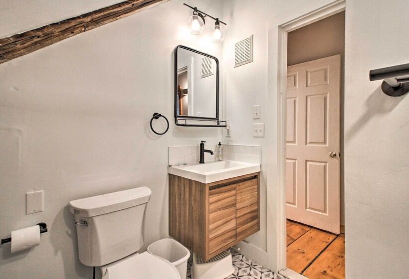 Renovated Farmhouse < 1 Mile To Okemo Mountain!