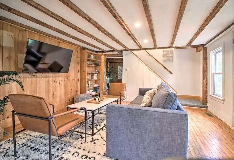 Renovated Farmhouse < 1 Mile To Okemo Mountain!