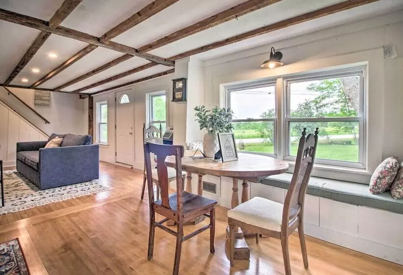 Renovated Farmhouse < 1 Mile To Okemo Mountain!