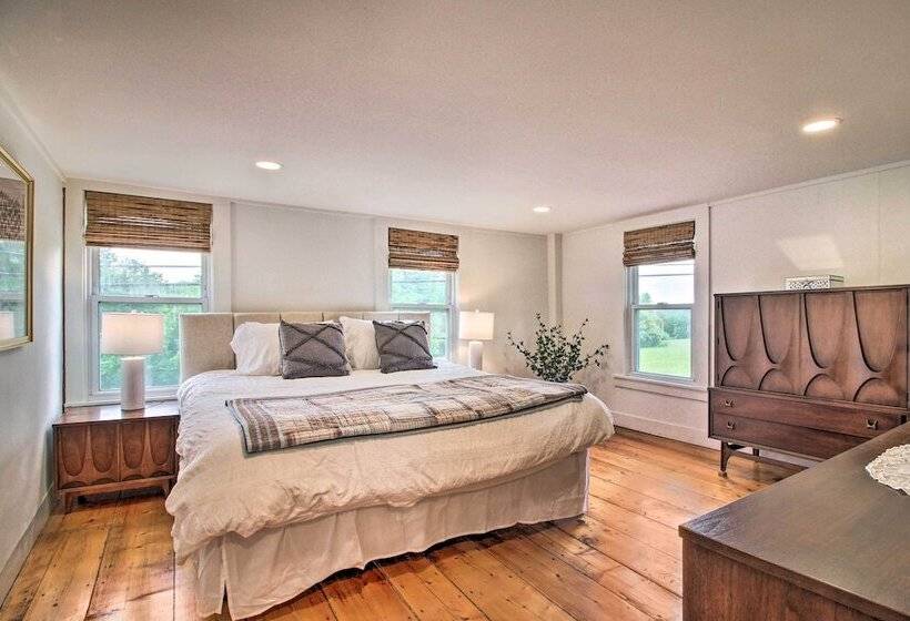 Renovated Farmhouse < 1 Mile To Okemo Mountain!