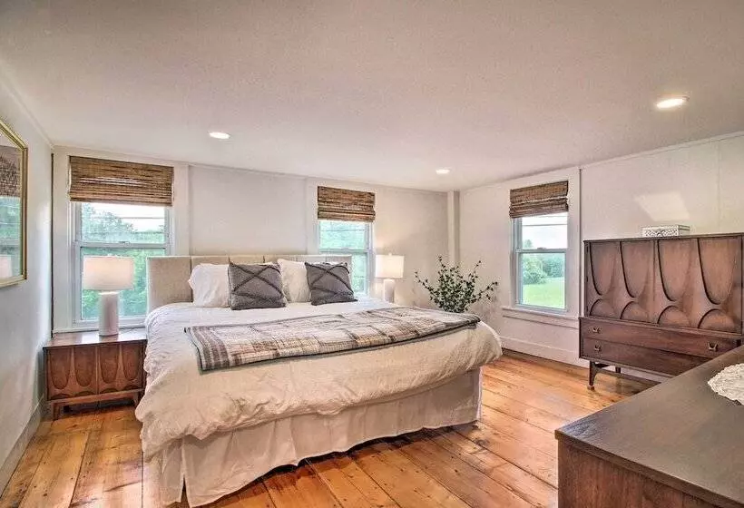 Renovated Farmhouse < 1 Mile To Okemo Mountain!