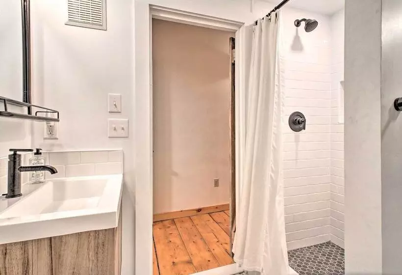 Renovated Farmhouse < 1 Mile To Okemo Mountain!