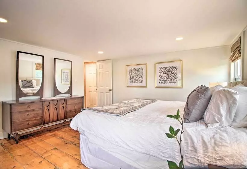 Renovated Farmhouse < 1 Mile To Okemo Mountain!