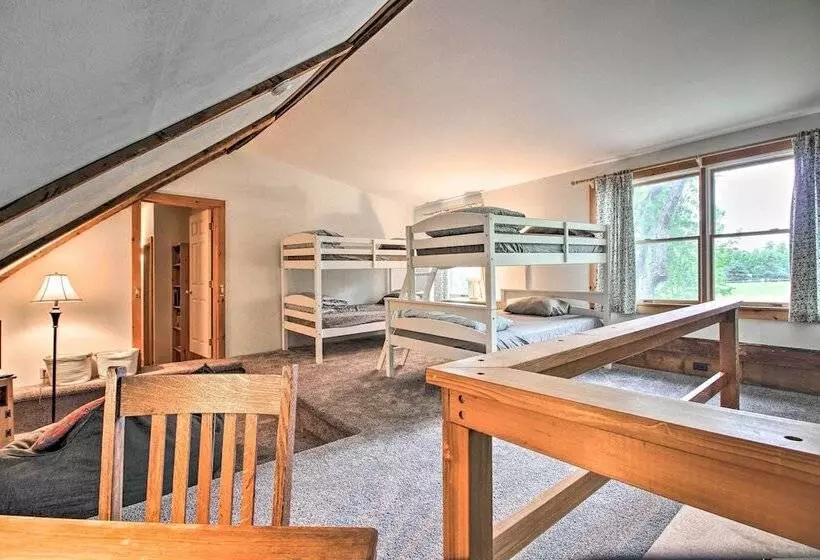 Renovated Farmhouse < 1 Mile To Okemo Mountain!