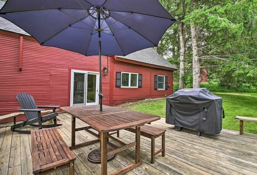 Renovated Farmhouse < 1 Mile To Okemo Mountain!