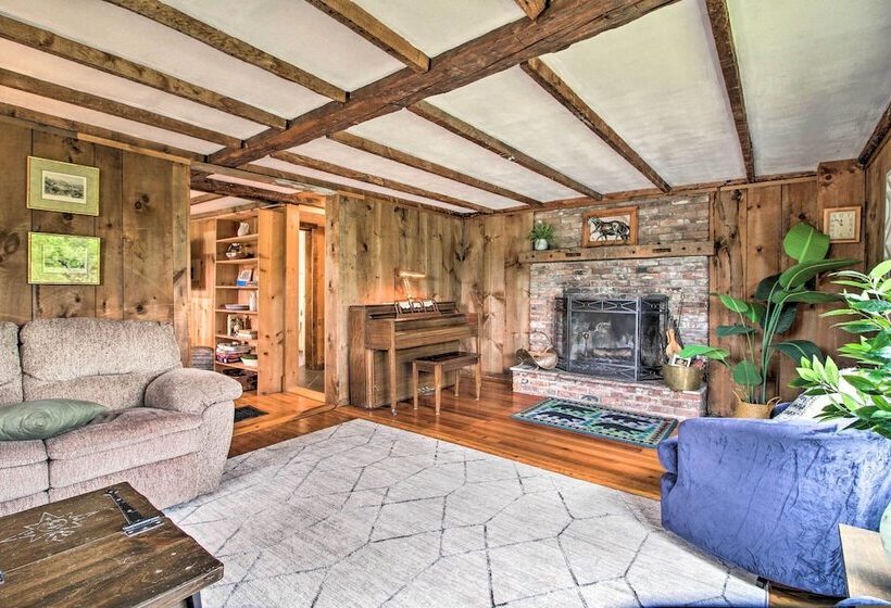 Renovated Farmhouse < 1 Mile To Okemo Mountain!