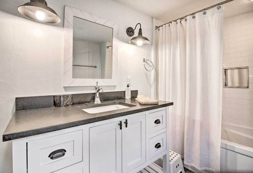 Renovated Farmhouse < 1 Mile To Okemo Mountain!