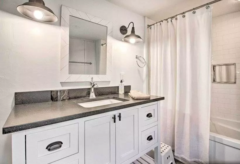 Renovated Farmhouse < 1 Mile To Okemo Mountain!