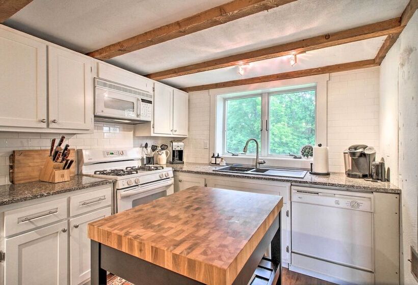 Renovated Farmhouse < 1 Mile To Okemo Mountain!