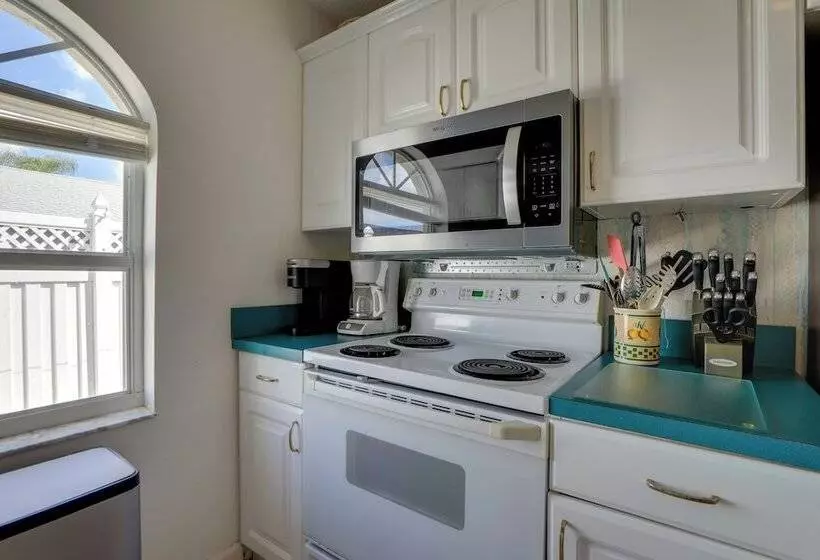 Pool, Lake & Sunset Views: Home In Sarasota