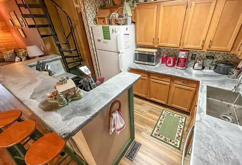 Serene Cabin In The Smokies W/ 2 Decks & Hot Tub!