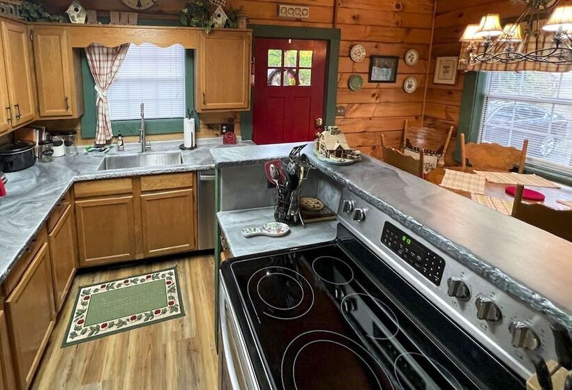 Serene Cabin In The Smokies W/ 2 Decks & Hot Tub!