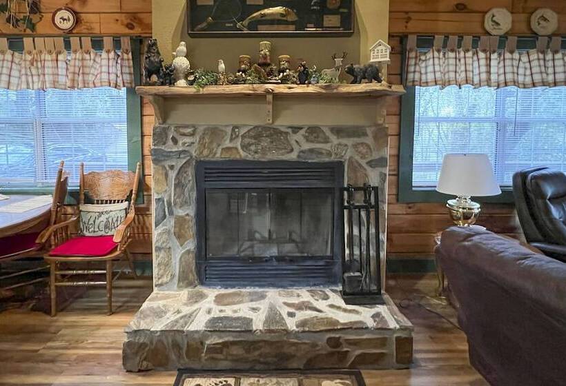 Serene Cabin In The Smokies W/ 2 Decks & Hot Tub!