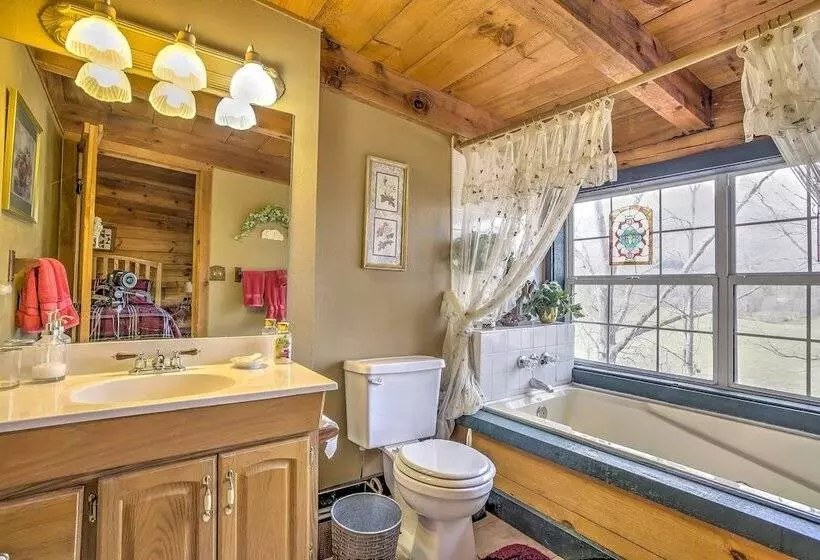 Serene Cabin In The Smokies W/ 2 Decks & Hot Tub!