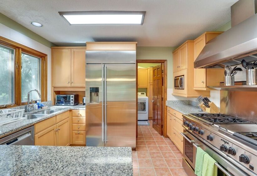 Spacious Kiawah Island Home W/ Deck, Walk To Beach