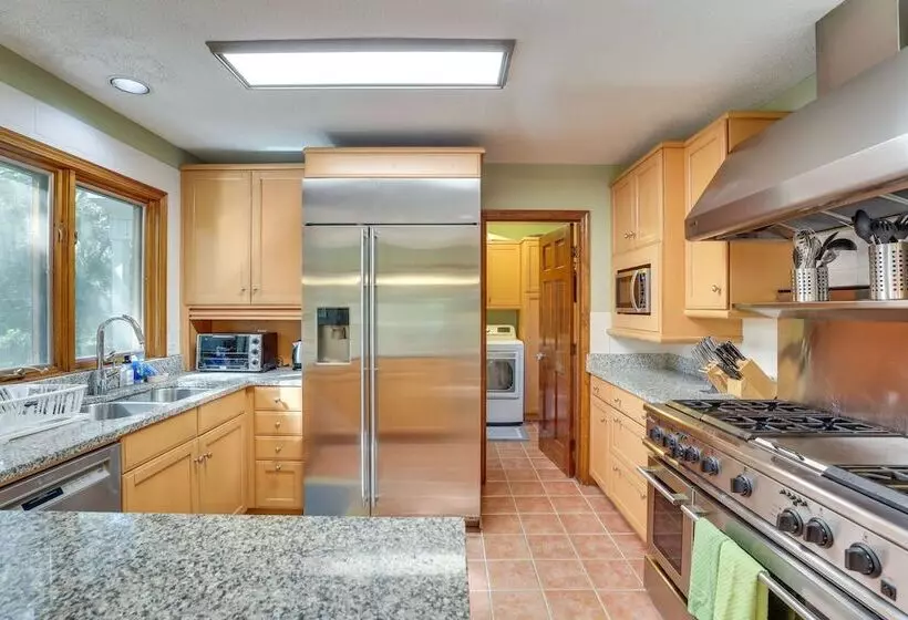 Spacious Kiawah Island Home W/ Deck, Walk To Beach