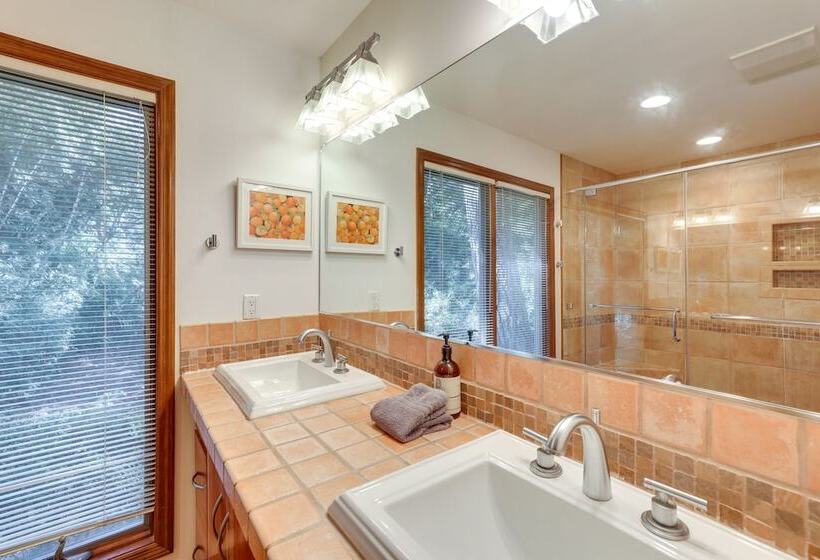 Spacious Kiawah Island Home W/ Deck, Walk To Beach