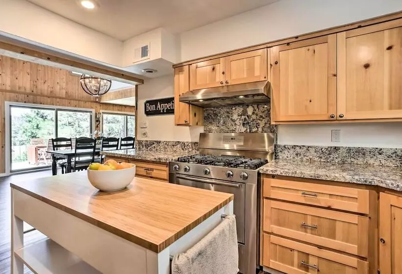 Spacious Lake Arrowhead Cabin W/ Jacuzzi Spa!