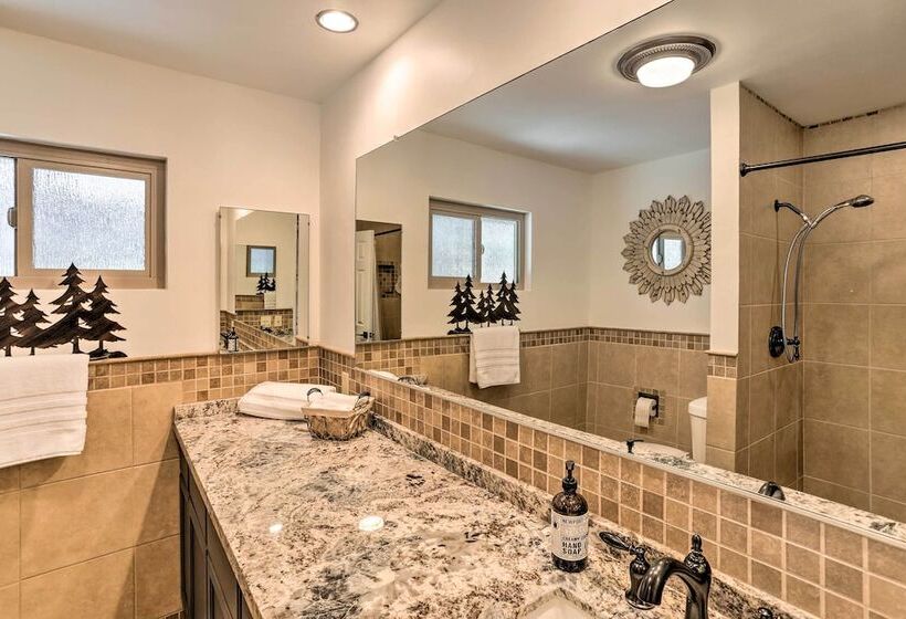 Spacious Lake Arrowhead Cabin W/ Jacuzzi Spa!