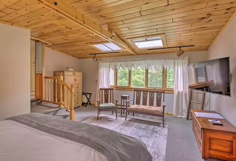 Spectacular Views W/ Deck, Fire Pit, & Game Room!