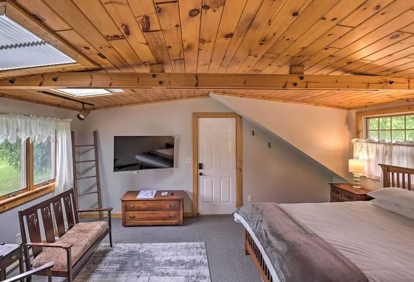 Spectacular Views W/ Deck, Fire Pit, & Game Room!