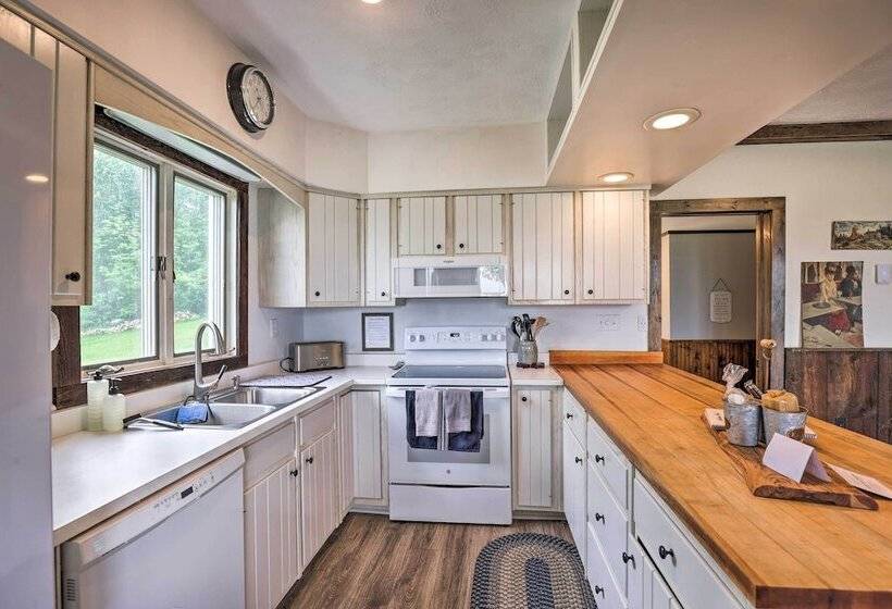 Spectacular Views W/ Deck, Fire Pit, & Game Room!